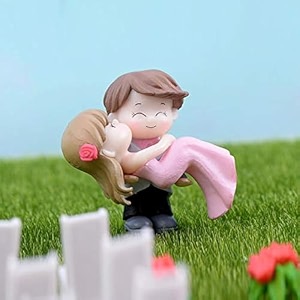 chocozone couple hug resin showpiece couple miniatures valentine gifts for girlfriend boyfriend wife husband valentines him valentine day gifts 5 x 4 cm
