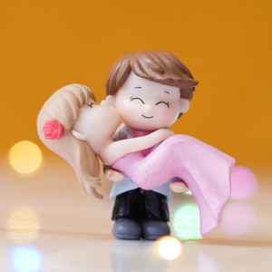 dinine craft romantic wedding sweet lovers couple hug style figurine miniature decorative showpiece  -  7 cm polyresin gold