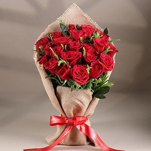 floweraura premium fresh live flower bouquet of 20 red roses in jute packing gift for birthday  anniversary  love  home decor  fathers day gift for dad same day delivery