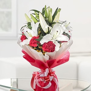 floweraura premium fresh live flower bouquet of 20 white carnations amp red roses in wrapping paper gift for birthday  anniversary  love  home decor  fathers day gift for dad same day delivery