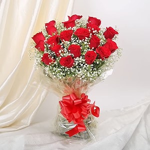 floweraura premium fresh live flower bouquet of 20 silky red roses in designer paper gift for birthday  anniversary  love  home decor  fathers day gift for dad same day delivery