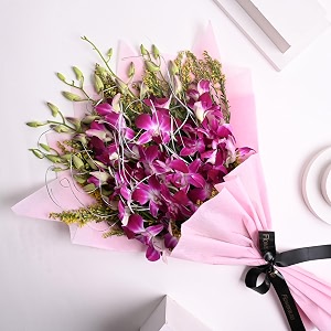 floweraura premium fresh live flower bouquet of 20 white carnations in non woven paper gift for birthday  anniversary  love  home decor  fathers day gift for dad same day delivery