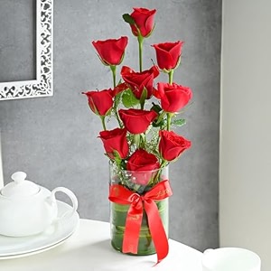 floweraura premium fresh live flower bouquet of 10 red roses in designer glass vase gift for birthday  anniversary  love  home decor  fathers day gift for dad same day delivery