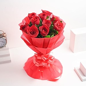 floweraura premium fresh live flower bouquet of 10 red roses in non woven paper gift for birthday  anniversary  love  home decor  fathers day gift for dad same day delivery