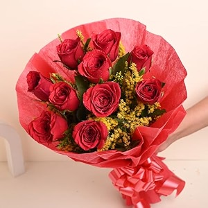 floweraura premium fresh live flower bouquet of 12 red roses in non woven paper gift for birthday  anniversary  love  home decor  fathers day gift for dad same day delivery