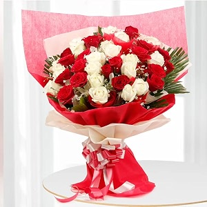 floweraura premium fresh live flower bouquet of 40 red amp white roses in non woven paper gift for birthday  anniversary  love  home decor  fathers day gift for dad same day delivery