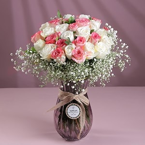 floweraura premium fresh live flower bouquet of 30 pink white amp white roses in designer glass vase gift for birthday  anniversary  love  home decor  fathers day gift for dad same day delivery