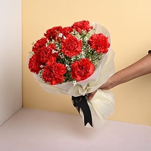 floweraura premium fresh live flower bouquet of 10 red roses in non woven paper gift for birthday  anniversary  love  home decor  fathers day gift for dad same day delivery