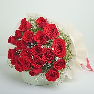 floweraura premium fresh live flower bouquet of enchanting 20 red roses in non woven paper gift for birthday  anniversary  love  home decor  fathers day gift for dad same day delivery