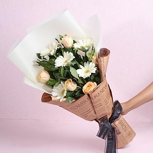 floweraura premium fresh live flower bouquet of 5 roses amp 5 gerbera in newspaper packing gift for birthday  anniversary  love  home decor  fathers day gift for dad same day delivery