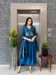 Gosriki Women Kurti Pant Dupatta Set