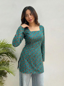 Gosriki Women Printed Cape Kurta