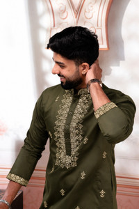 Koshin Men Embroidered Straight Kurta