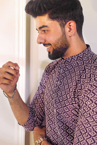 Koshin Men Embroidered Straight Kurta