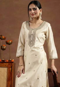 NARACHI TEXWORLD Women Embroidered Straight Kurta