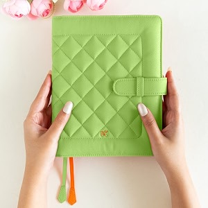 neoraha5coversleeve onlywith quilted loop closurefaux leather sleevetravel journaldiary holder with pen loop2frontamp1back pocket6card slotsfits any a5softcover travellers organiser-light green
