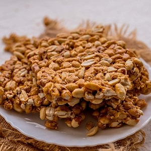 organic grocery peanut and jaggery chikki  punjabi gud moongfali patti  winter special  gur mungfali chiki crunchy amp crispy pack of 600 grams