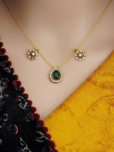 pinaaka darini 2flowersgreenbindi-invisiblenecklace alloy necklace