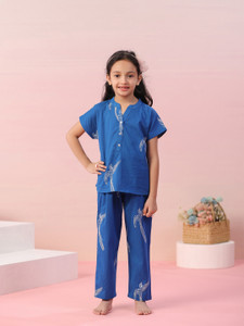 sanskrutihomes girls printed blue night suit set