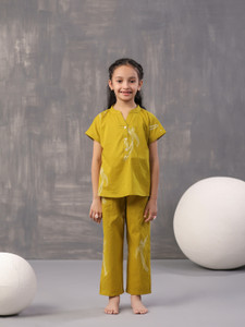 sanskrutihomes girls printed yellow night suit set