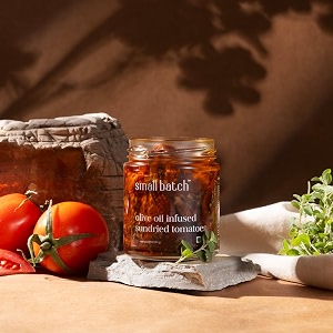smallbatch olive oil-infused sundried tomatoes gourmet condiment marinate saute blend spread stir-fry pasta pizza greek yoghurt salad no artificial preservatives 100 vegan - 180g