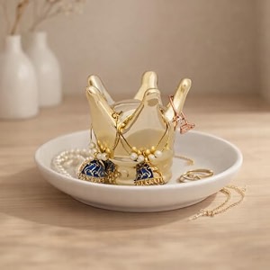 trinketdecorativejewellerykey-coin trayhome dcorringearringneck chain holderreturn giftround white tray with gold figurine crown
