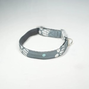 unleash dog collar for small medium large dogs super light weight collars with adjustable length and led snap buckles medium grey pow design