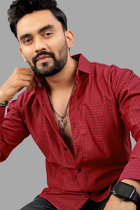 VELLOSTA Men Checkered Casual Maroon Shirt